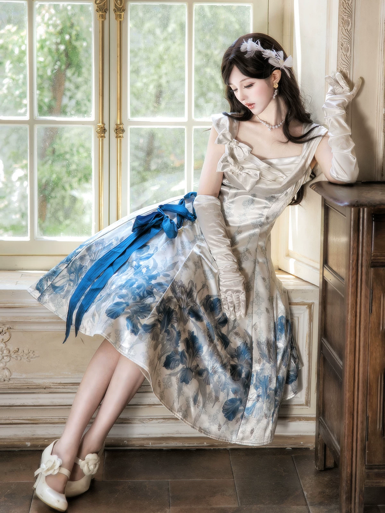 Blauer Blumendruck, ärmellos, drapierter Kragen, seitliche Schnürschleife, süße Prinzessin Vintage (Kleid einzeln), Vorderansicht