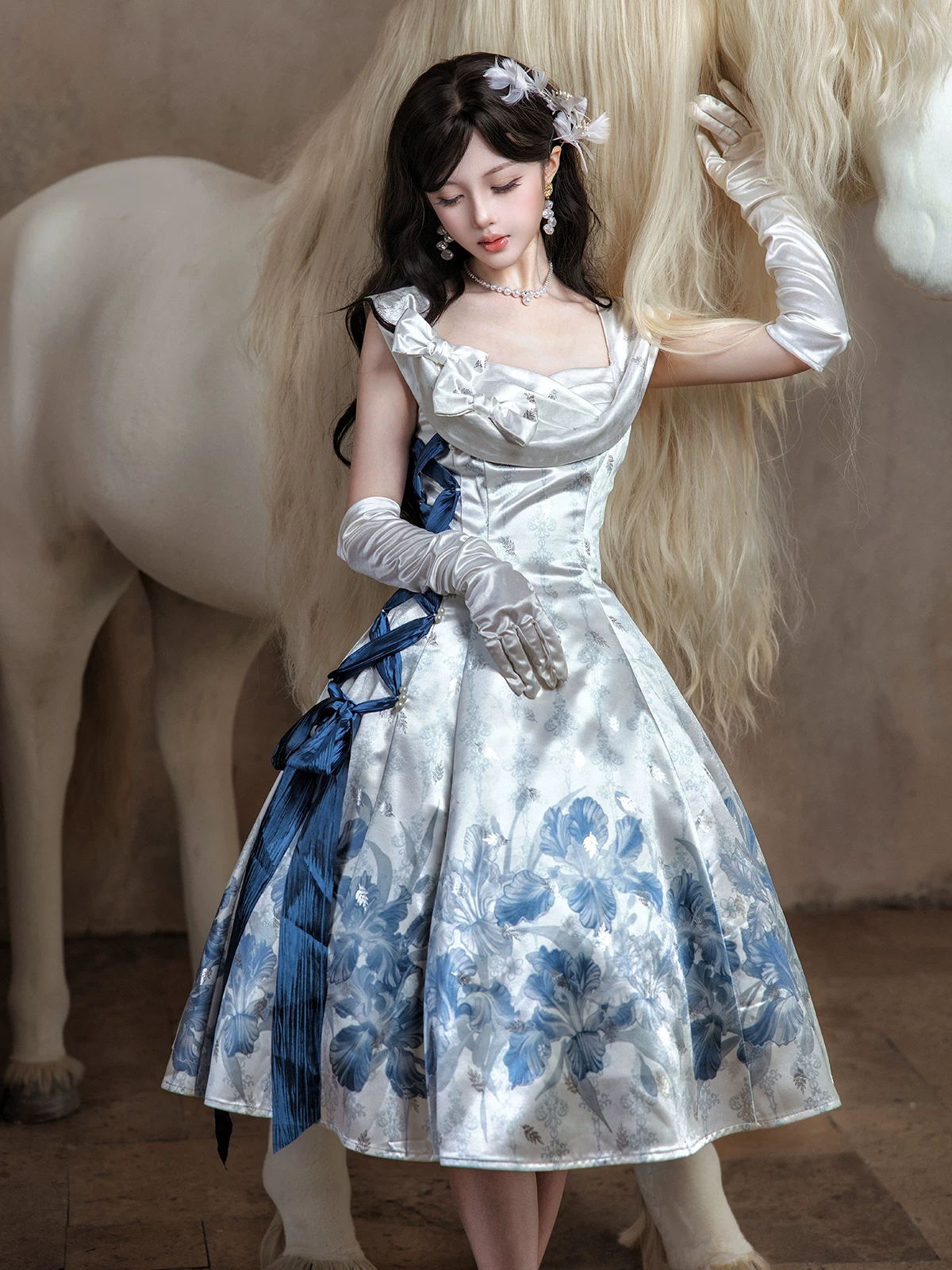 Blauer Blumendruck, ärmellos, drapierter Kragen, seitliche Schnürschleife, süße Prinzessin Vintage (Kleid einzeln), Detailansicht 4