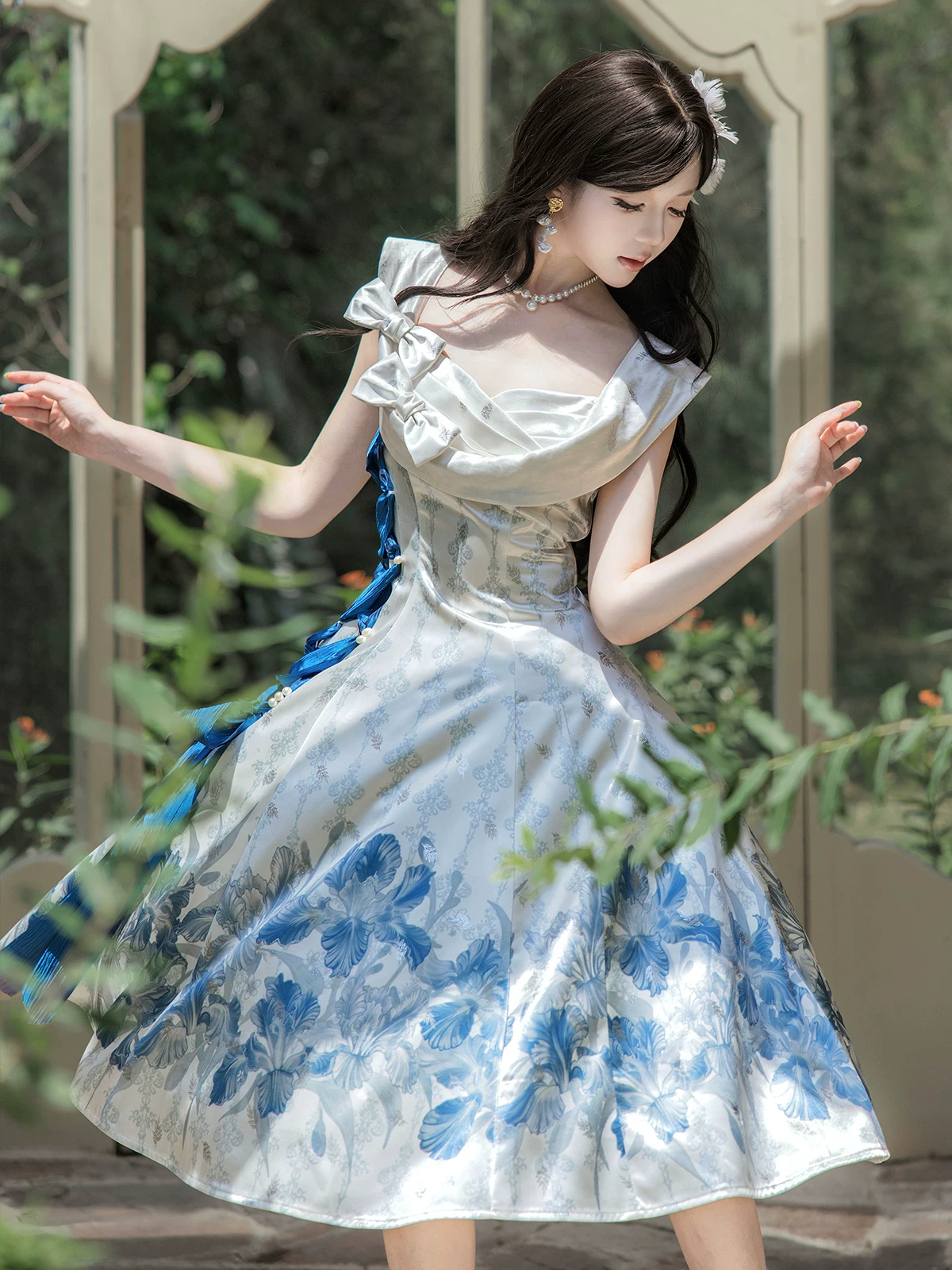 Blauer Blumendruck, ärmellos, drapierter Kragen, seitliche Schnürschleife, süße Prinzessin Vintage (Kleid einzeln), Detailansicht 3