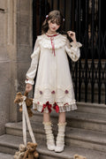 Elfenbein-Erdbeer-Creme-Kuchen-Stehkragen, lange Ärmel, gerüschte Schleife, Spitze, süß (Kleid einzeln), Vorderansicht